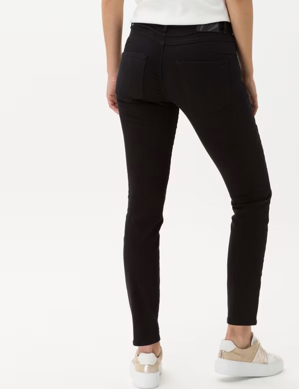 
                      
                        Pantalon BRAX de couleur Noir
                      
                    