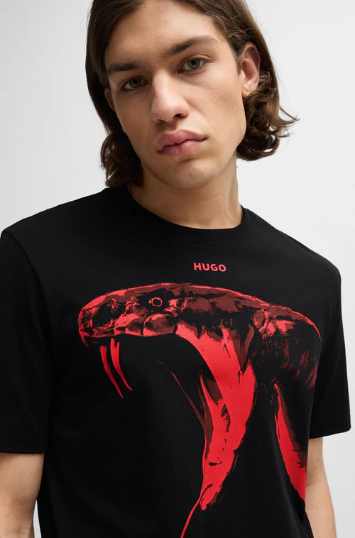 
                      
                        T-Shirt Hugo Boss de couleur Noir
                      
                    