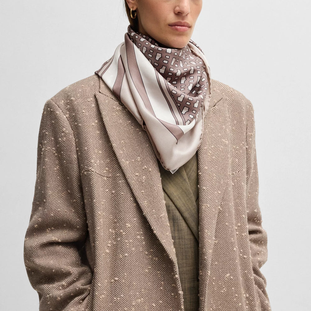 
                      
                        Foulard Boss de couleur Beige
                      
                    