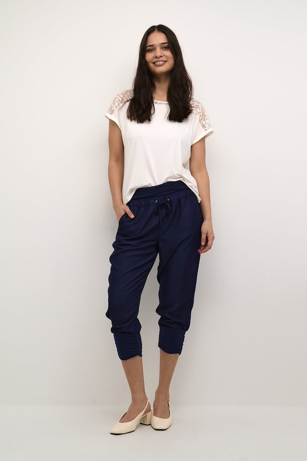 
                      
                        Line Cream pants in Navy color
                      
                    