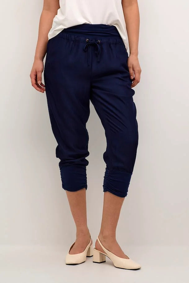 Line Cream pants in Navy color