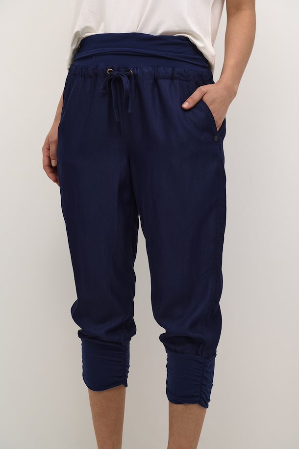 
                      
                        Line Cream pants in Navy color
                      
                    