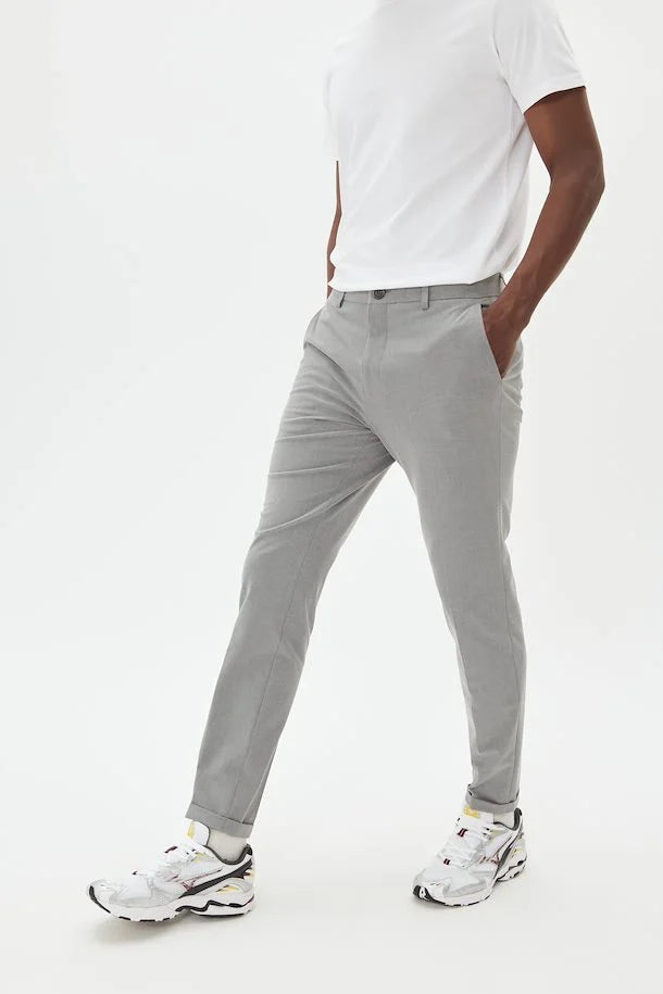 
                      
                        Pantalon Matinique de couleur Gris
                      
                    